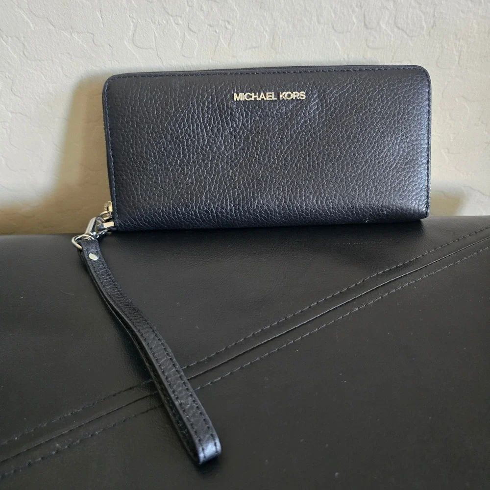 Michael Kors Jet Set Travel Large Peddled Leather Wrislet Wallet Black